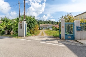 Un lotissement résidentiel fermé, avec une route bien dégagée menant aux maisons.