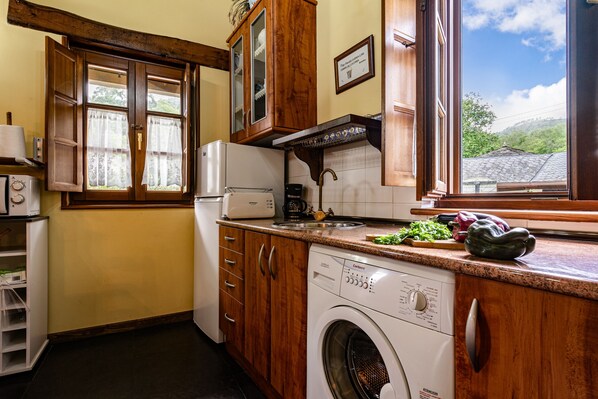 Jääkaappi, mikroaaltouuni, uuni, liesi