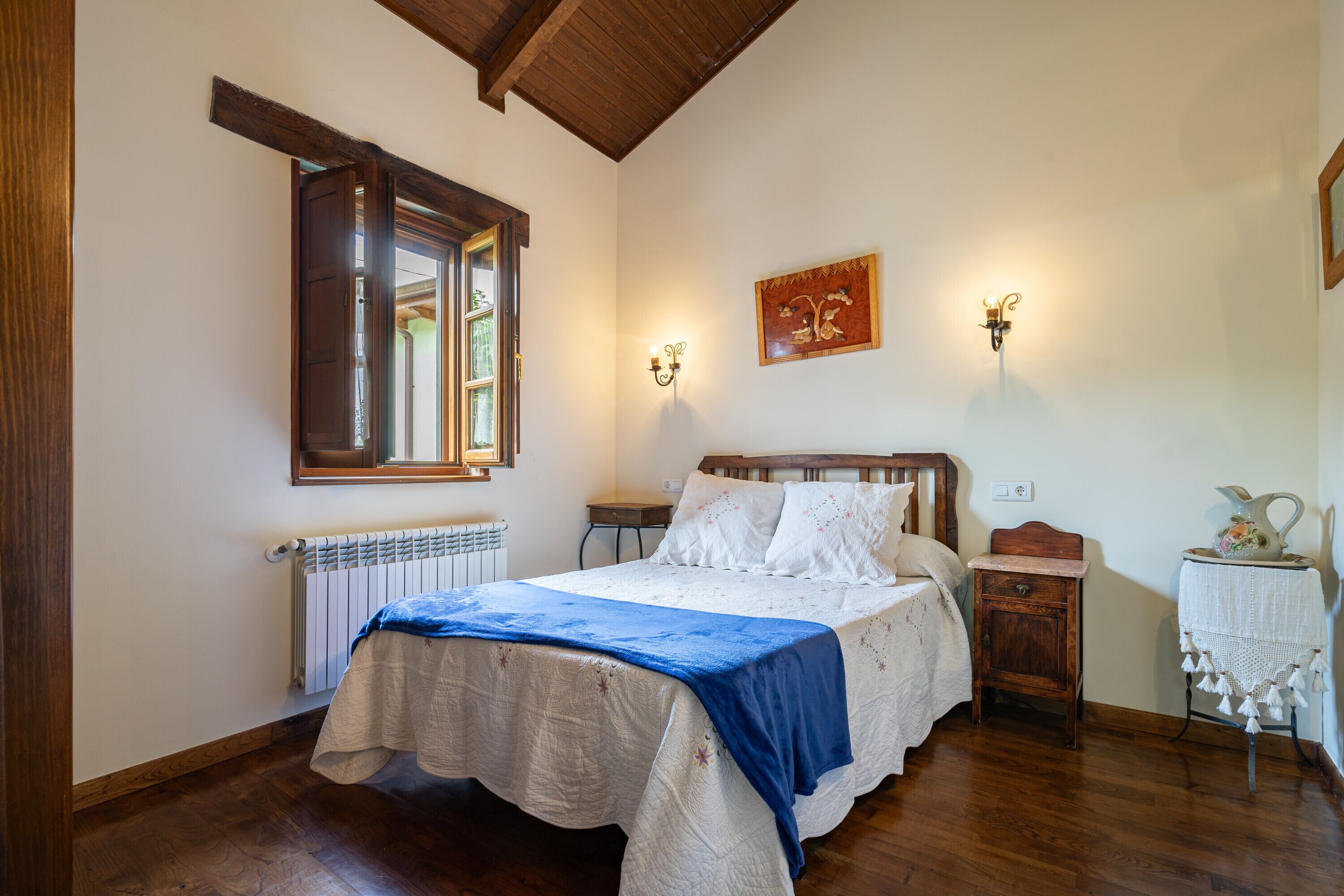 2 slaapkamers, een strijkplank/strijkijzer, beddengoed