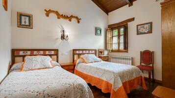 2 bedrooms, iron/ironing board, bed sheets