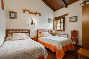 2 habitaciones, tabla de planchar con plancha y ropa de cama 