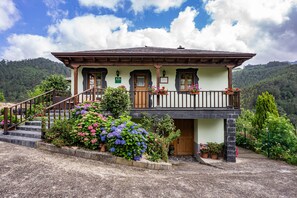 Exterior - Holiday Home 'Maseda 1' with Mountain View, Shared Terrace and Private Garden (Villayon)