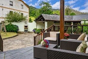 Property grounds - Holiday Home 'Maseda 1' with Mountain View, Shared Terrace and Private Garden (Villayon)