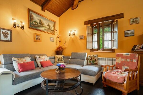 Télévision, cheminée, table de tennis de table