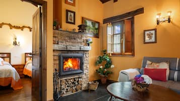 Una televisión, una chimenea, una mesa de tenis de mesa