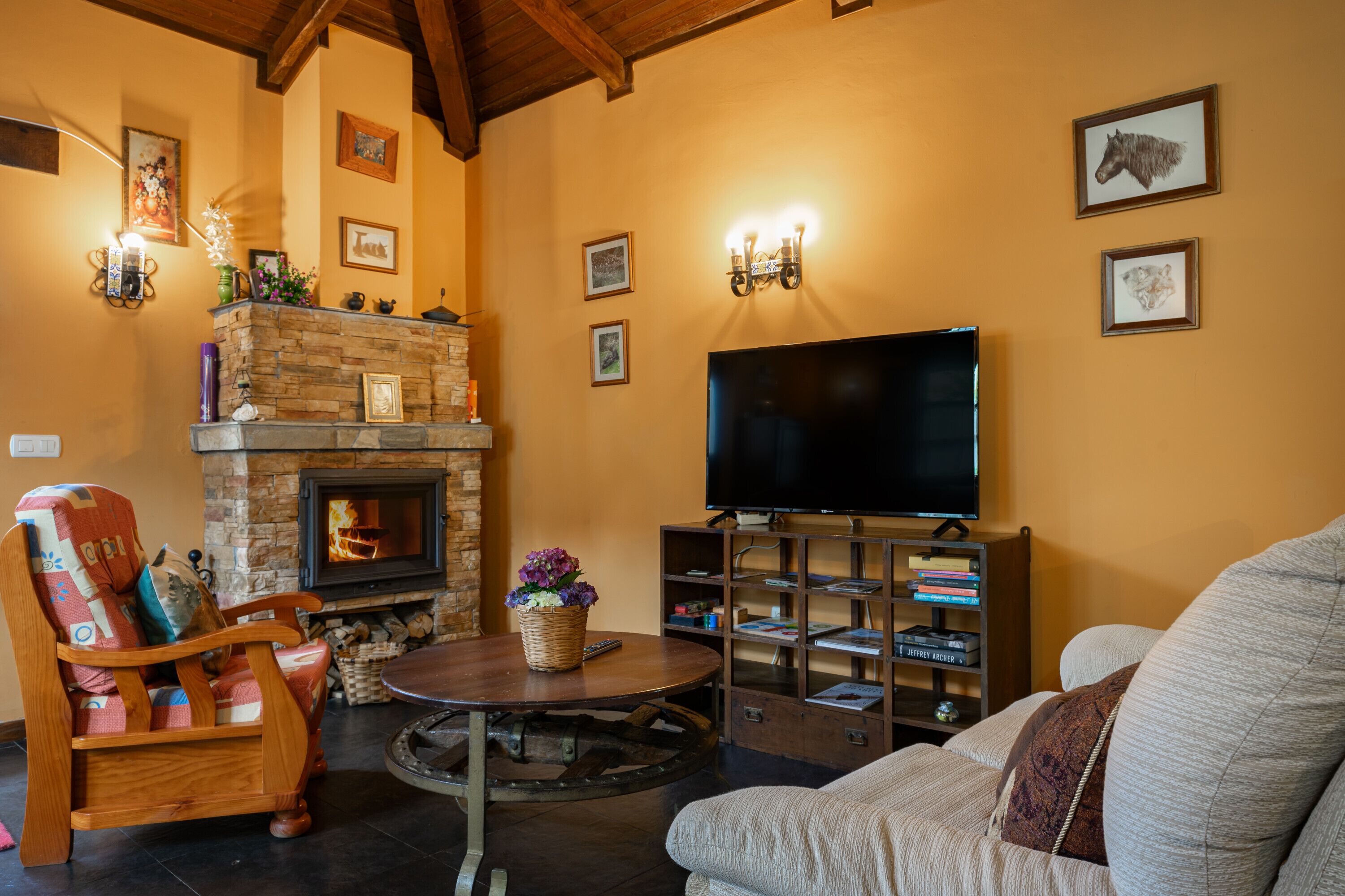 Een televisie, een open haard en een tafeltennistafel