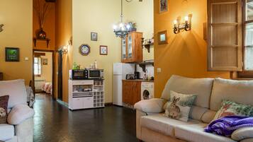 Fernseher, Kamin, Tischtennisplatte