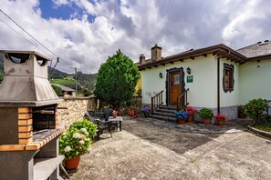 Terrace/patio - Holiday Home 'Maseda 2' with Mountain View, Shared Terrace and Private Garden (Villayon)
