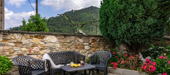 Ferienhaus 'Maseda 2' mit Bergblick, Gemeinschaftsterrasse und privatem Garten