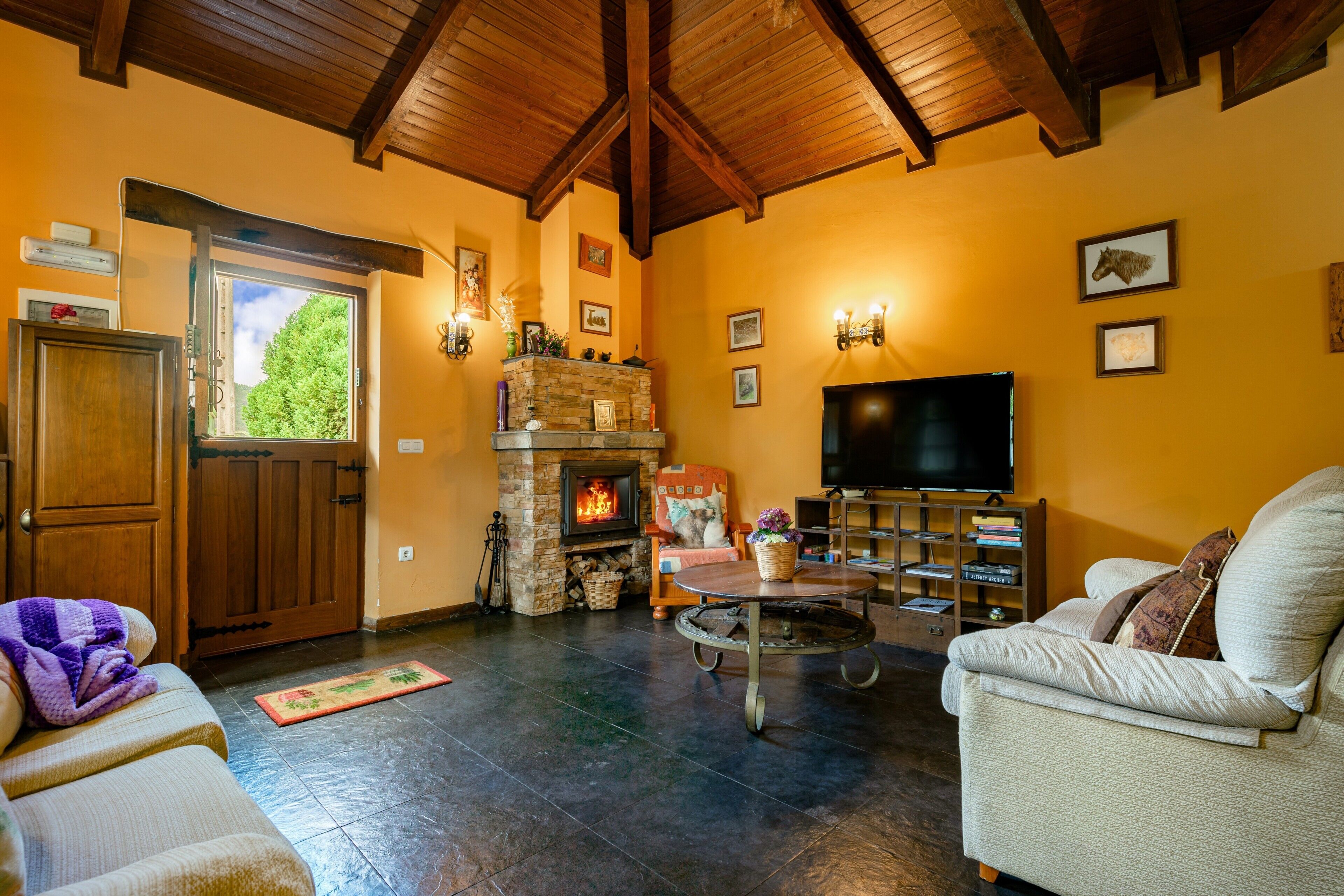 Televisión, chimenea, mesa de ping pong