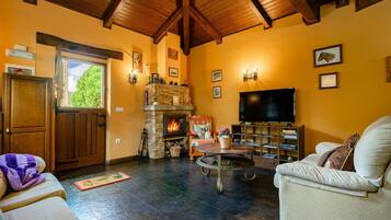 Televisión, chimenea, mesa de ping pong