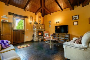 TV, fireplace, ping pong - Holiday Home 'Maseda 2' with Mountain View, Shared Terrace and Private Garden (Villayon)