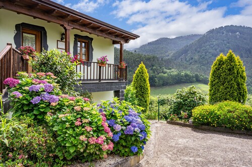 Ferienhaus 'Maseda 2' mit Bergblick, Gemeinschaftsterrasse und privatem Garten