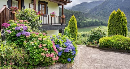 Ferienhaus 'Maseda 2' mit Bergblick, Gemeinschaftsterrasse und privatem Garten