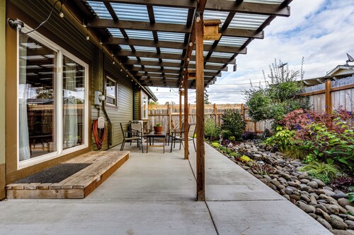 "Craftsman Oasis" offers a central location 5 minutes to river park bike path.  