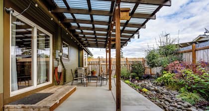 "Craftsman Oasis" offers a central location 5 minutes to river park bike path.