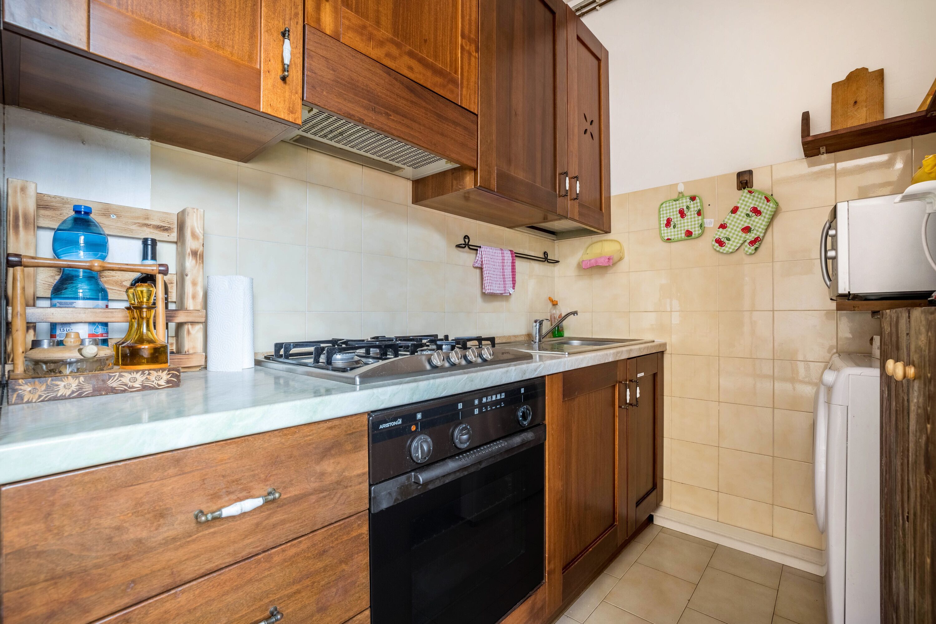 Een koelkast, een microgolfoven, een oven, een kookplaat