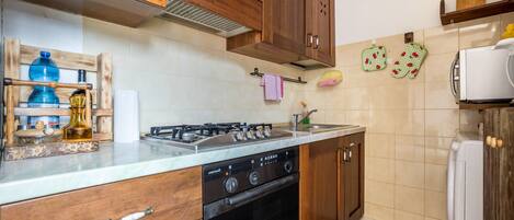 Frigorifero, microonde, forno, piano cottura