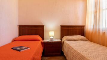 3 slaapkamers, een strijkplank/strijkijzer, gratis wifi, beddengoed