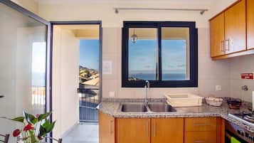 Køleskab, mikrobølgeovn, ovn, kogeplade