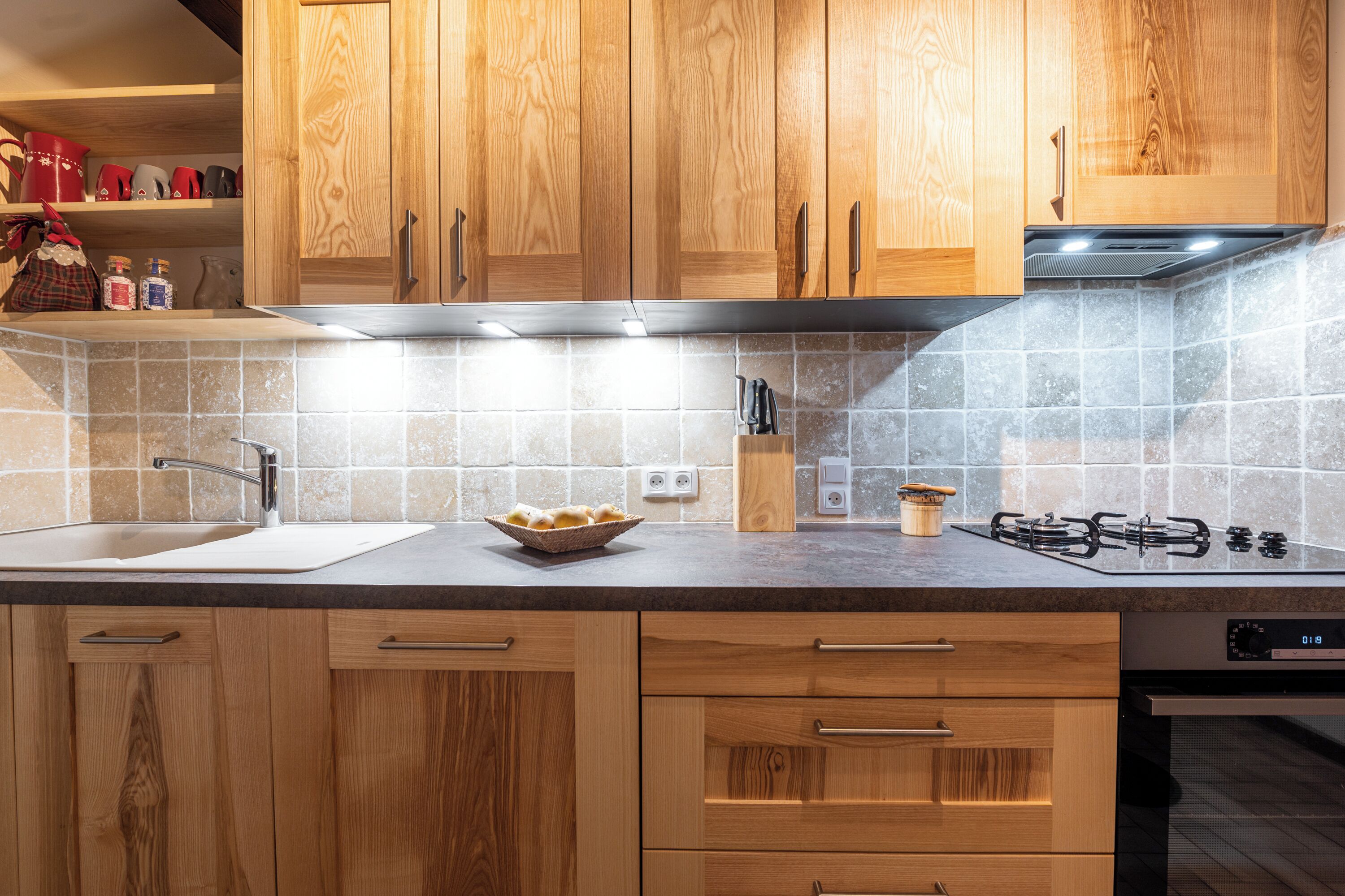 Een koelkast, een microgolfoven, een kookplaat, een vaatwasser