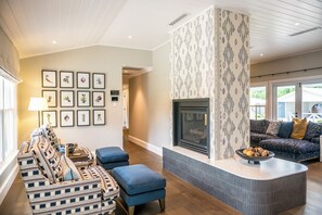 Televisor, llar de foc i estèreo