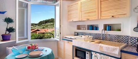 Kjøleskap, kokeplater, oppvaskmaskin og kaffetrakter/tekoker