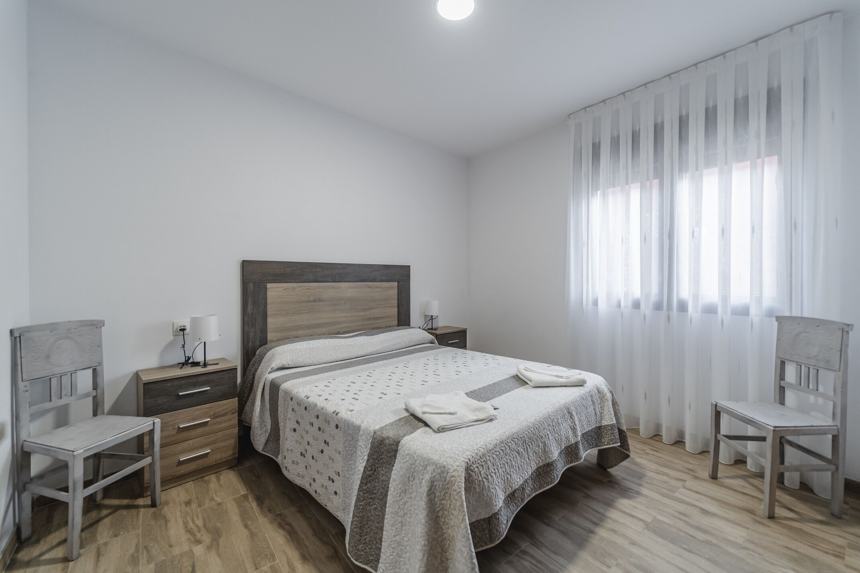 4 habitaciones, tabla de planchar con plancha y wifi gratis 