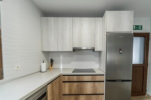 Fridge, microwave, oven, stovetop - Holiday Home 'La Quesería' with Mountain View, Shared Terrace and Wi-Fi (villaherreros)
