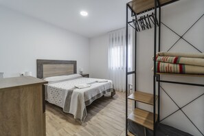 4 makuuhuonetta, silitysrauta/-lauta, ilmainen Wi-Fi, vuodevaatteet