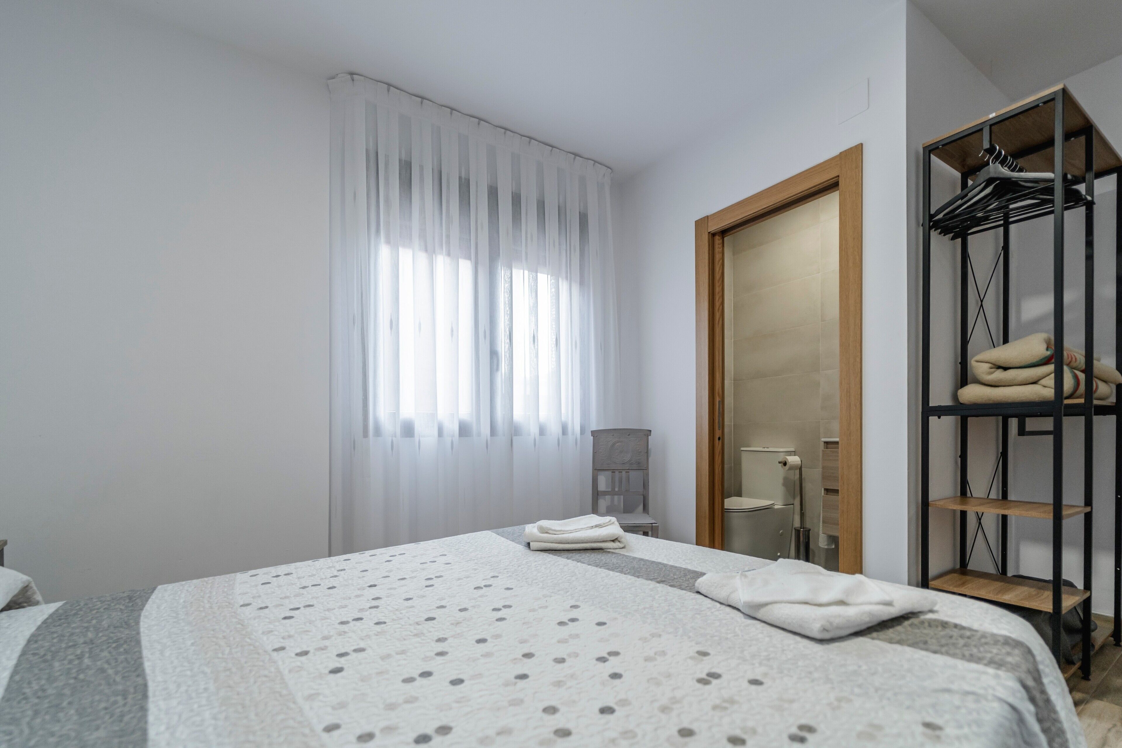 4 slaapkamers, een strijkplank/strijkijzer, gratis wifi, beddengoed