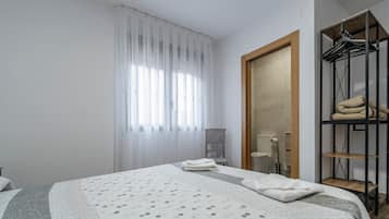 4 slaapkamers, een strijkplank/strijkijzer, gratis wifi, beddengoed