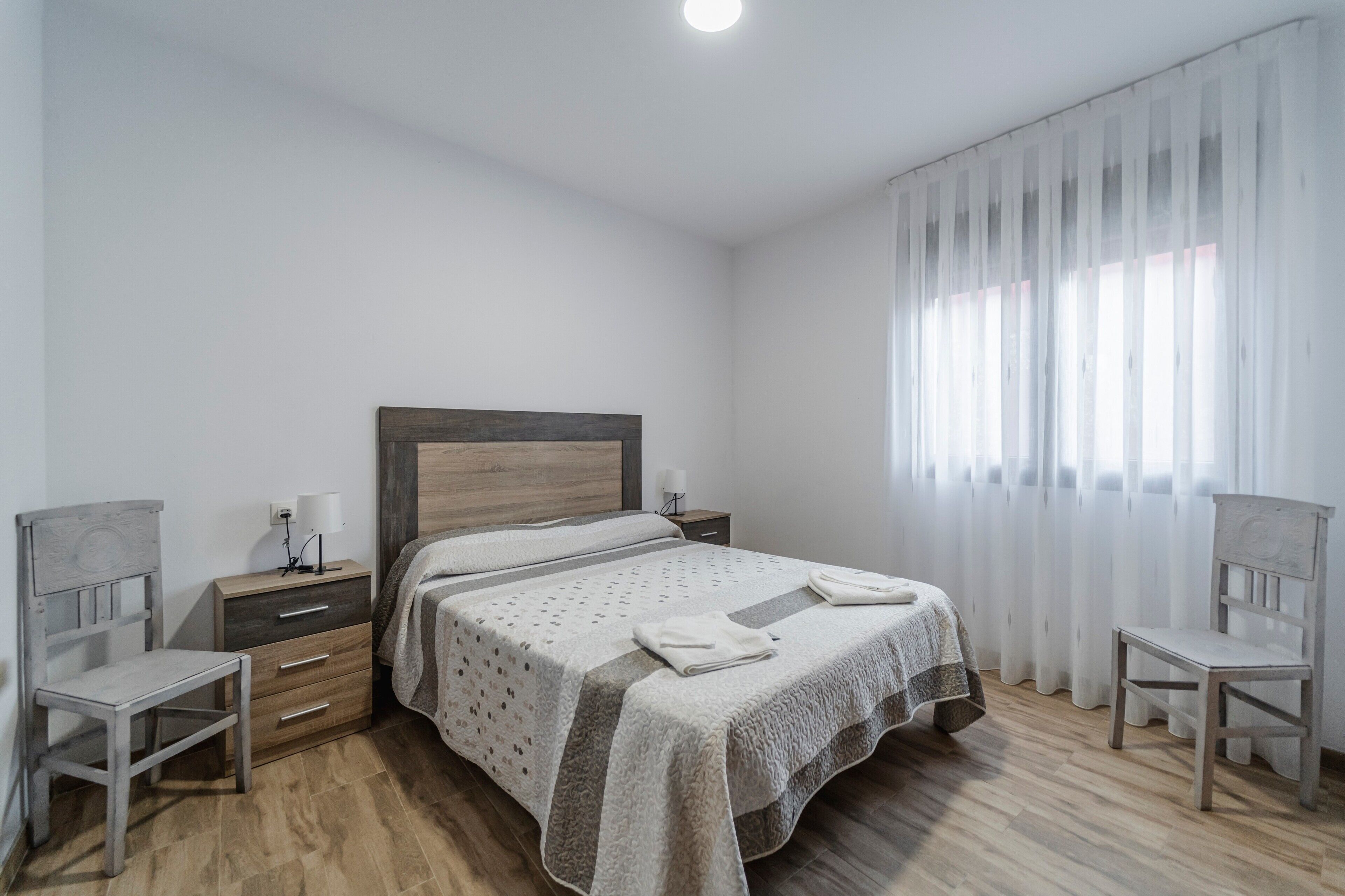 4 habitaciones, tabla de planchar con plancha y wifi gratis 