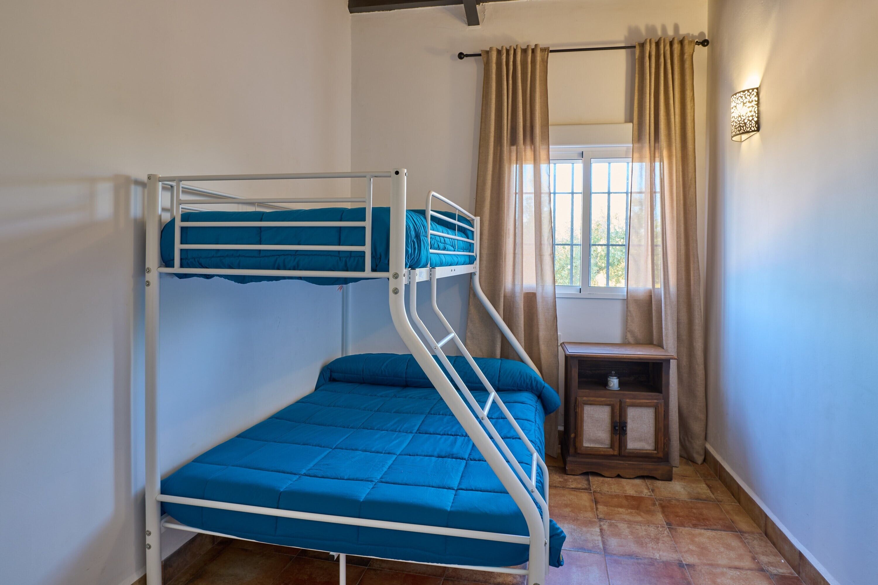 5 bedrooms, iron/ironing board, free WiFi, bed sheets