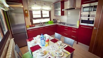 Køleskab, mikrobølgeovn, ovn, kogeplade