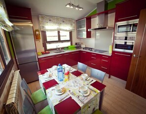 Køleskab, mikrobølgeovn, ovn, kogeplade