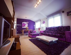 TV, caminetto, lettore DVD, tavolo da ping pong