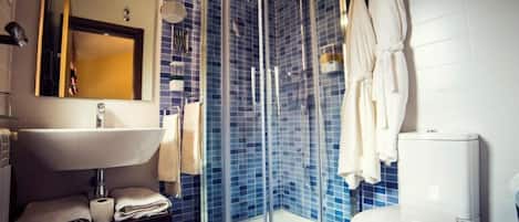 Dusche, Haartrockner, Handtücher