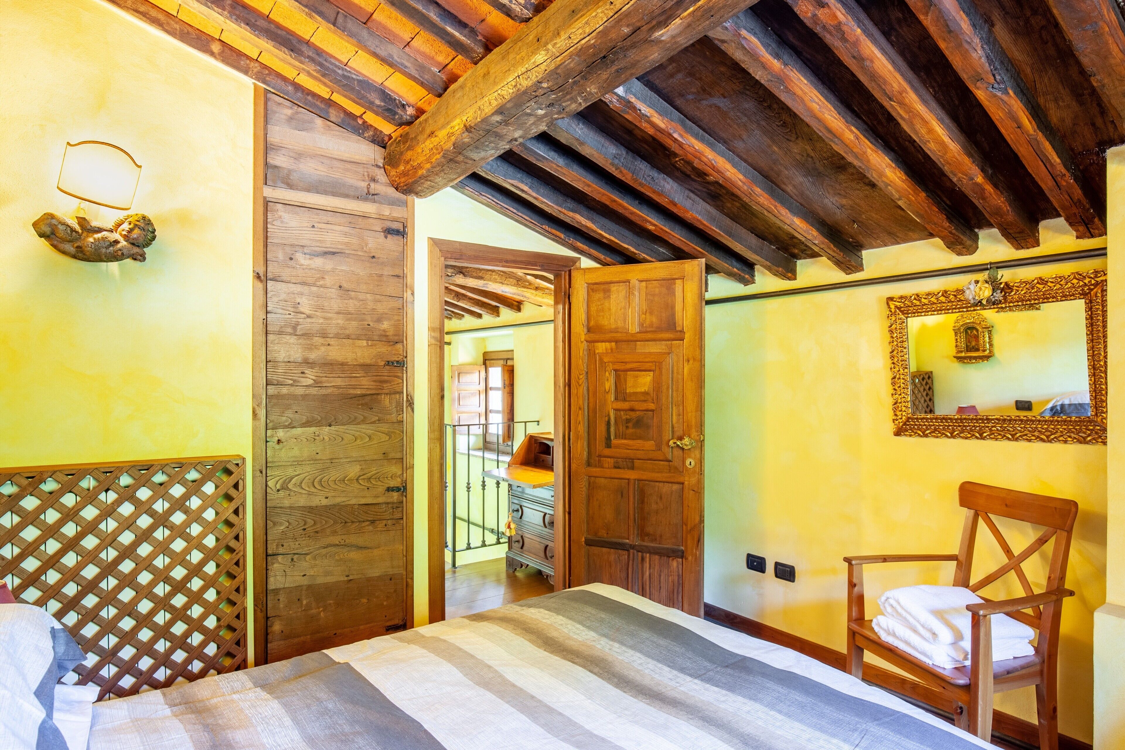 1 camera, ferro/asse da stiro, lenzuola