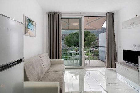 テレビ. Apartment 'Le Vigne Marina Di Andora' with Balcony, Wi-Fi and Air Conditioning