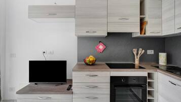 KĂŒhlschrank, Mikrowelle, Ofen, Herdplatte