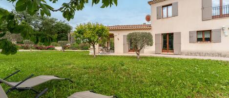 المنطقة المحيطة بالمنشأة