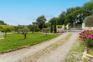 Property grounds - Le Nichoir at the foot of Ventoux with swimming pool, private garden and air conditioning (Malemort-du-Comtat)