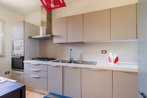 Een koelkast, een magnetron, een oven, een kookplaat