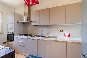 Frigorifero, microonde, forno, piano cottura