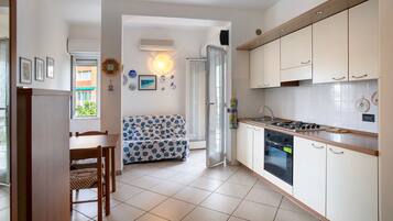 Frigorifero, forno, piano cottura, tostapane