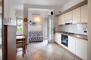 Réfrigérateur, four, plaque de cuisson, grille-pain