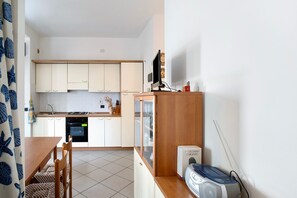 Frigorifero, forno, piano cottura, tostapane