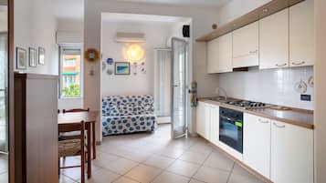 Jääkaappi, uuni, liesi, leivänpaahdin