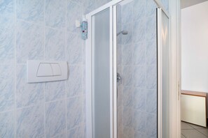 Dusche, Haartrockner, Handtücher